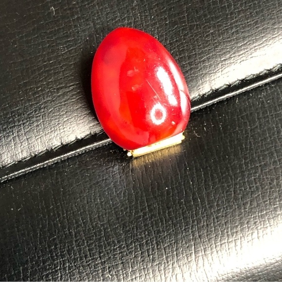 Vintage black faux leather handbag with red Bakelite handle and buckle - Picture 4 of 12